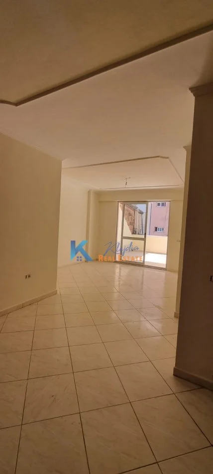 Tirane, jepet me qera apartament 2+1 Kati 2, 175 m² 500 € (Komuna e Parisit,afer shkolles Kristaq Rama