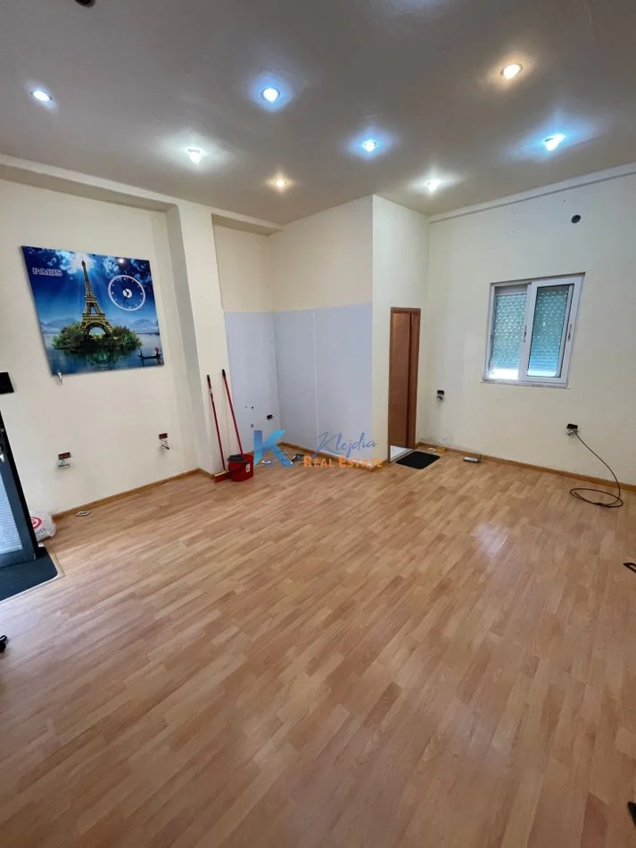 Tirane, jap me qera dyqan Kati 0, 25 m² 250 € (Myslym Shyr)