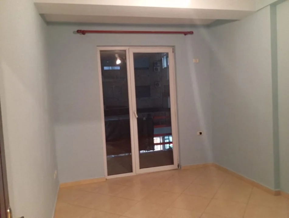 Tirane, jepet me qera apartament 2+1+Ballkon Kati 2, 110 m² 350 € 