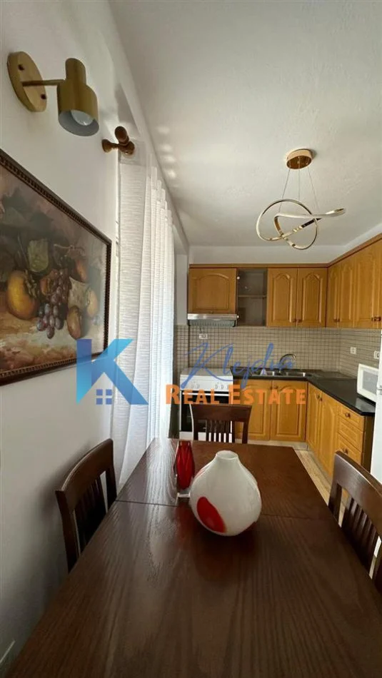 Tirane, jap me qera apartament 2+1+Ballkon Kati 2, 100 m² 700 € (Afer Liqenit Artificial)