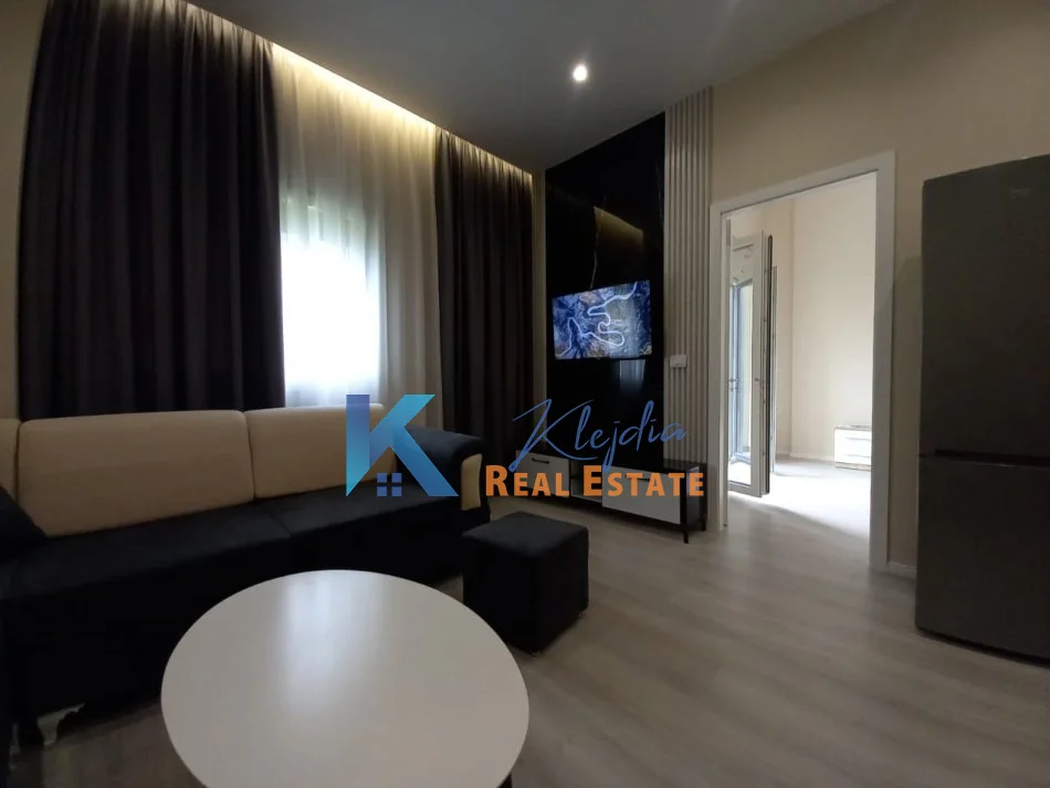 Tirane, jepet me qera apartament 1+1 Kati 1, 60 m² 500 € (Kodra e Diellit 1, afer kompleksit)