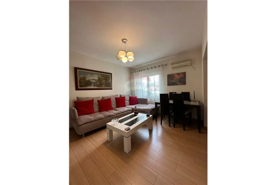 Tirane, jepet me qera apartament 2+1 Kati 2, 75 m² 600 € (Rruga Gjike Kuqali - Tirana e Re - Shushica)