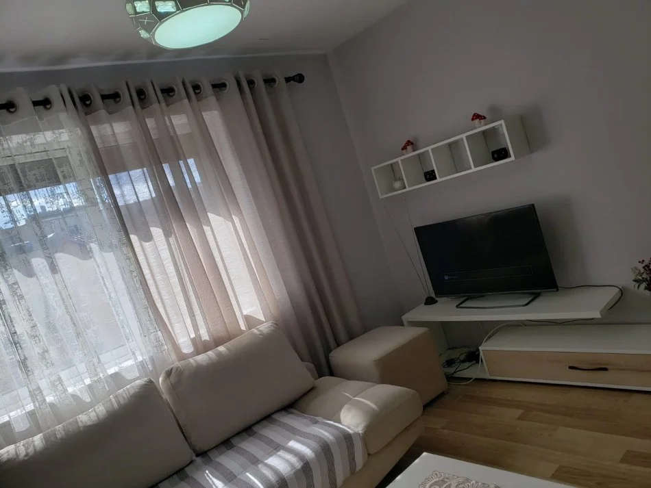 Tirane, jepet me qera 2+1 ,  Cmimi 40.000 all Rruga Qemal Stafa ,prane Shkolles Kongresi Lushnjes Tirane .