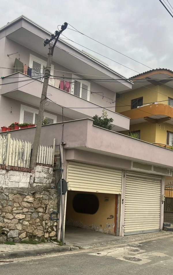 Tirane, shitet shtepi 3+1+Aneks+Ballkon Kati 2, 330 m² 330.000 € 