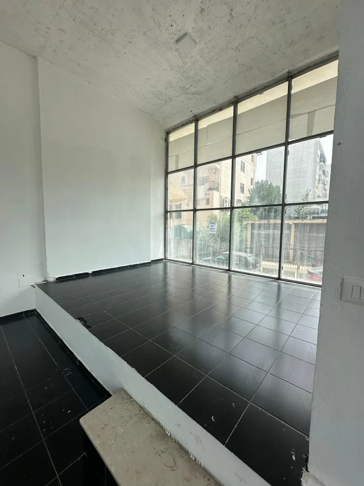 Tirane, jepet me qera dyqan Kati 0, 60 m² 250 € 
