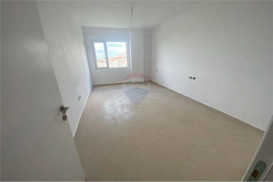 Tirane, shitet apartament 2+1 Kati 4, 118 m² 106.000 € (Fresku)