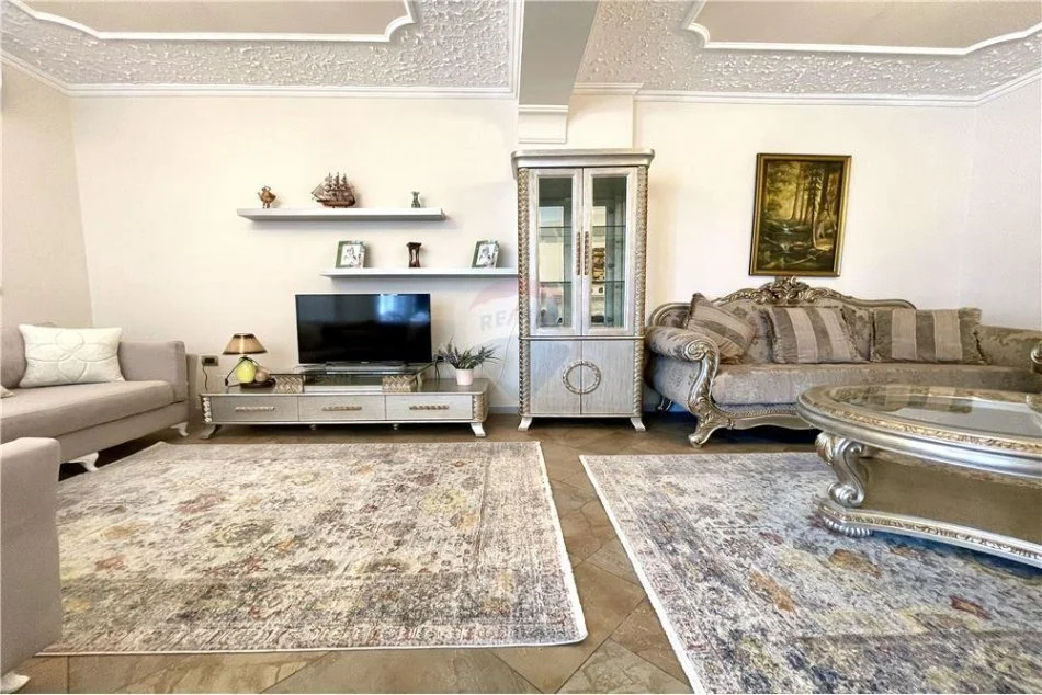 Tirane, jepet me qera apartament 2+1 Kati 8, 125 m² 800 € (Myslym Shyri - Drejtoria e Policisë)