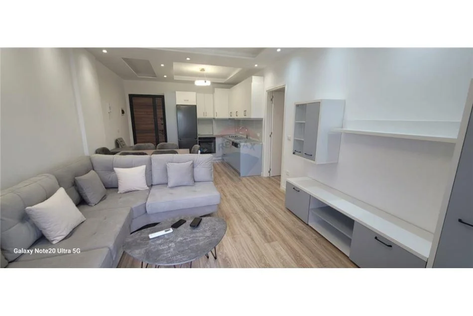 Tirane, jepet me qera apartament 1+1 , 79 m² 550 € (Kopshti Botanik)