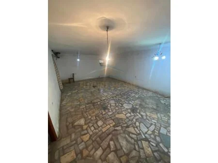 Tirane, jepet me qera garazh , 109 m² 350 € (Rruga Kongresi Manastirit, Tirane, AREA41635)