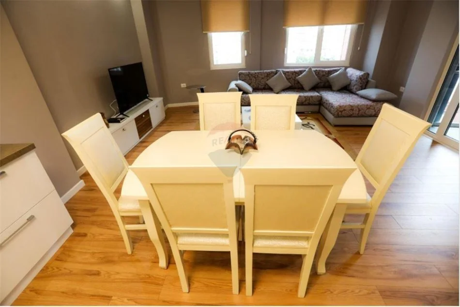 Tirane, jepet me qera apartament 2+1 Kati 4, 118 m² 1.000 € (Rruga Myrtezim Kellici - Qender)