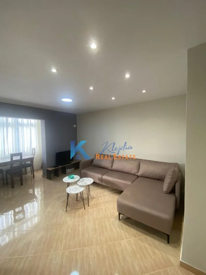 Tirane, jap me qera apartament 1+1 Kati 4, 55 m² 400 € (Brryli)