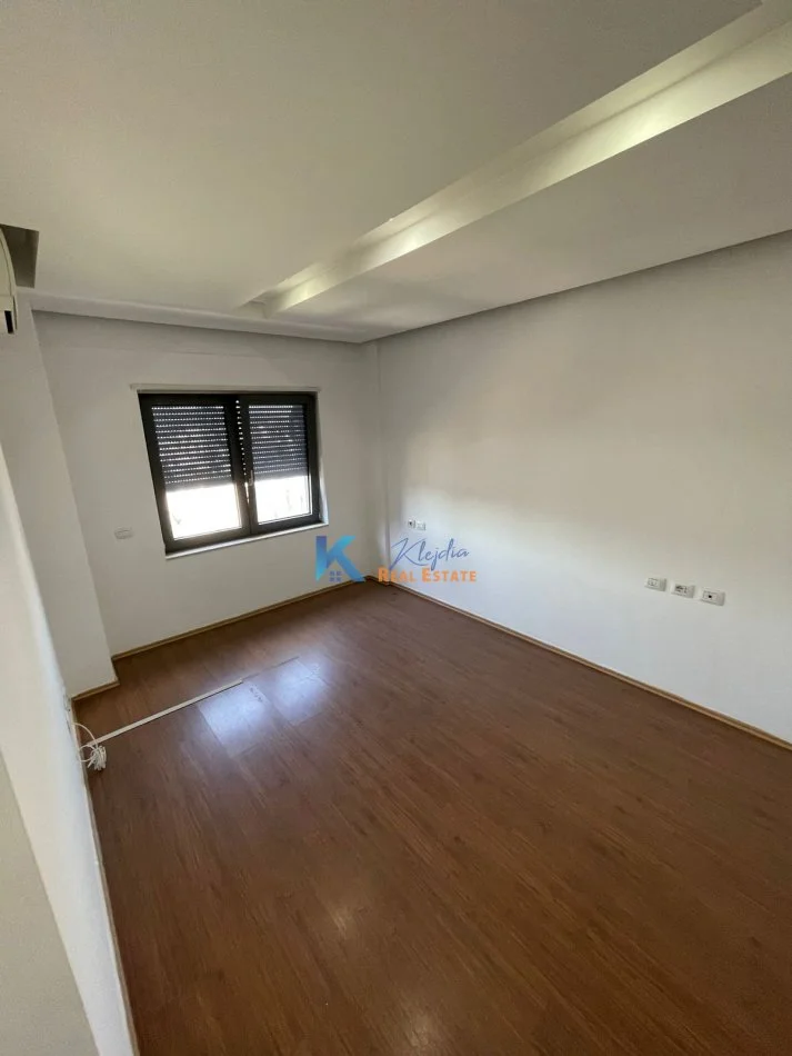 Tirane, jap me qera zyre Kati 7, 132 m² 1.200 € (Rrethrrotullimi i Zogut te Zi)