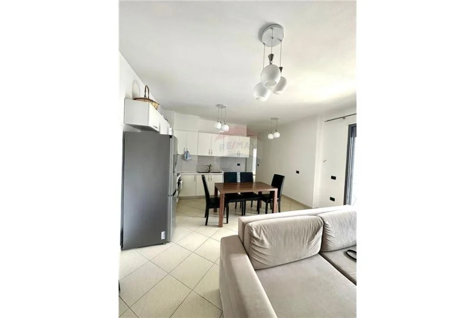 Tirane, jepet me qera apartament 2+1 Kati 2, 105 m² 650 € (Tirana e Re - Rruga e Kosovareve)