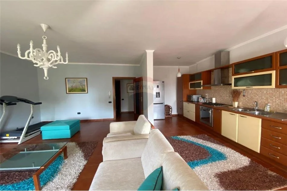 Tirane, jepet me qera apartament 2+1 Kati 10, 124 m² 600 € (Komuna e Parisit)