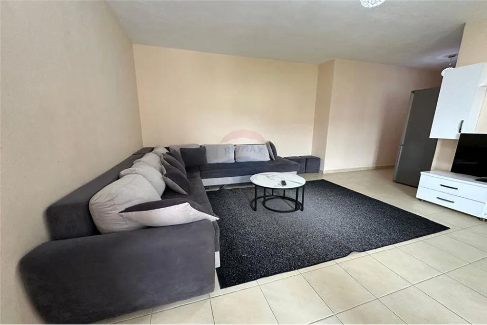 Tirane, shitet apartament 1+1 Kati 3, 75 m² 83.000 € (Fresku)