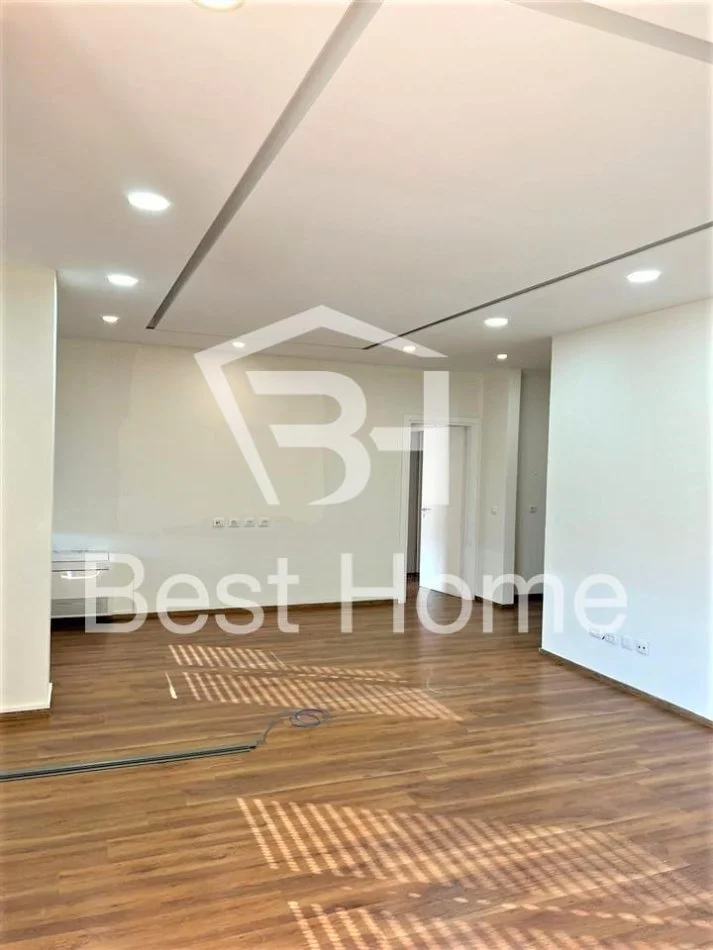 Tirane, jepet me qera zyre Kati 5, 132 m² 1.000 € (Zogu i Zi, Ring Center)