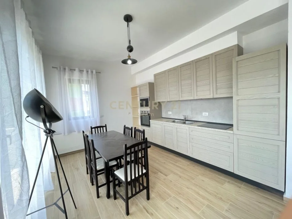 Tirane, jepet me qera apartament duplex 3+1 Kati 4, 130 m² 800 € (kodra e diellit)