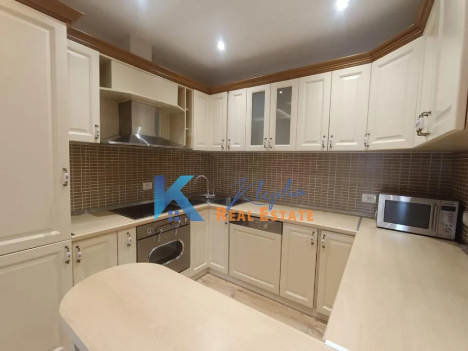 Tirane, jepet me qera apartament 1+1 Kati 9, 70 m² 800 € (Afer Shkolles se Baletit)