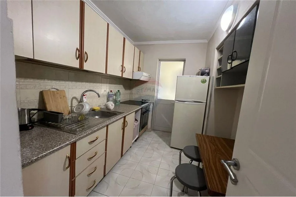 Tirane, jepet me qera apartament 2+1 Kati 1, 81 m² 700 € (Pazari i Ri, Rruga Tefta Tashko, 9-Kateshet)