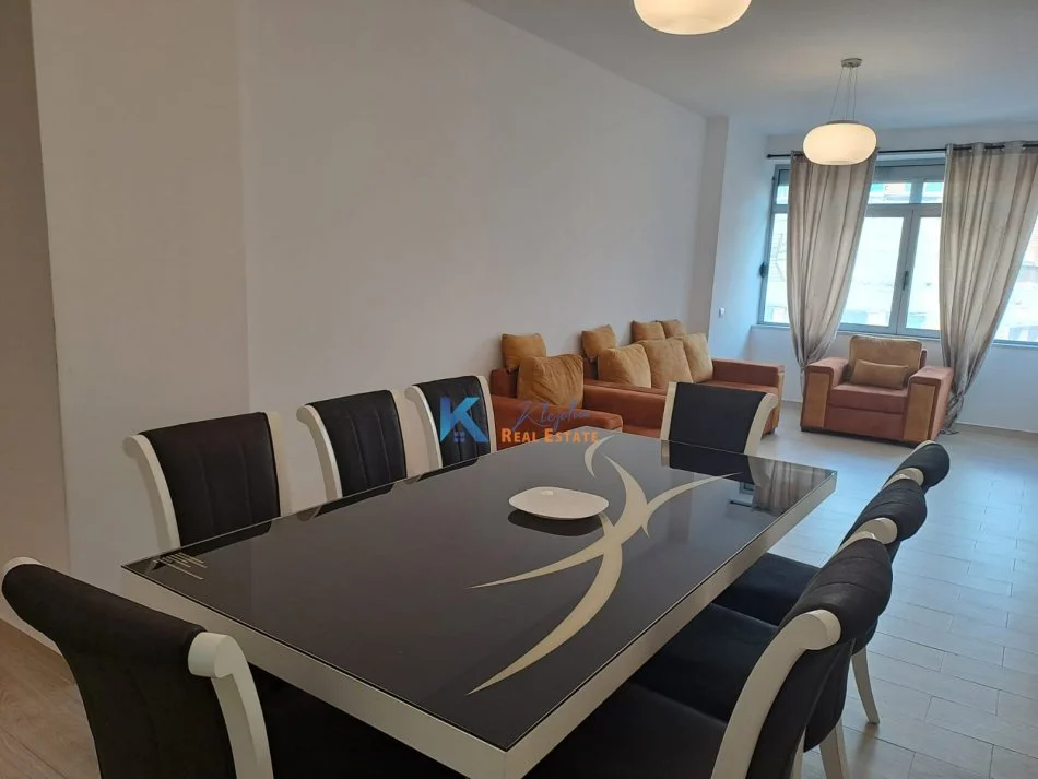 Tirane, jap me qera apartament 2+1 Kati 3, 100 m² 850 € (Bulevardi Zogu I, afer Ministrise se Drejtesise)