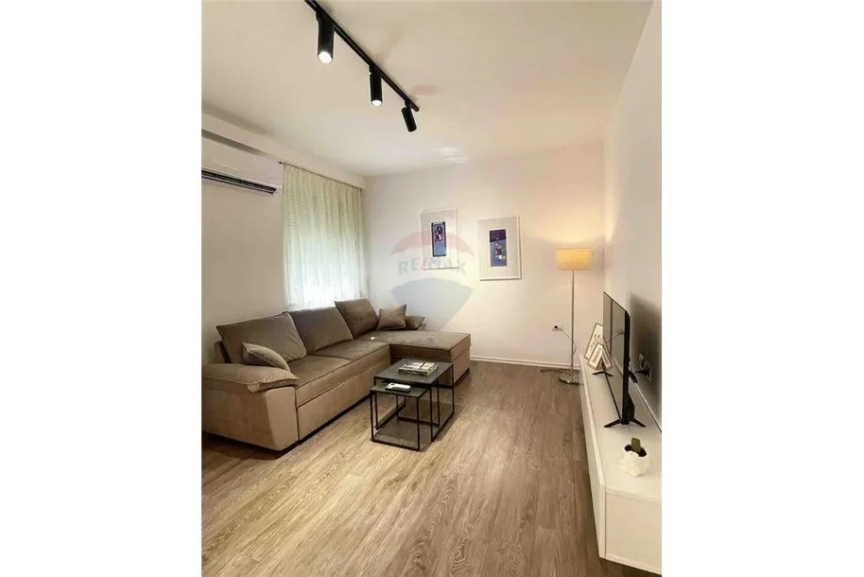 Tirane, jepet me qera apartament 1+1 Kati 5, 75 m² 700 € (Rruga Hoxha Tahsim - Optika Roma - Pazari i Ri)