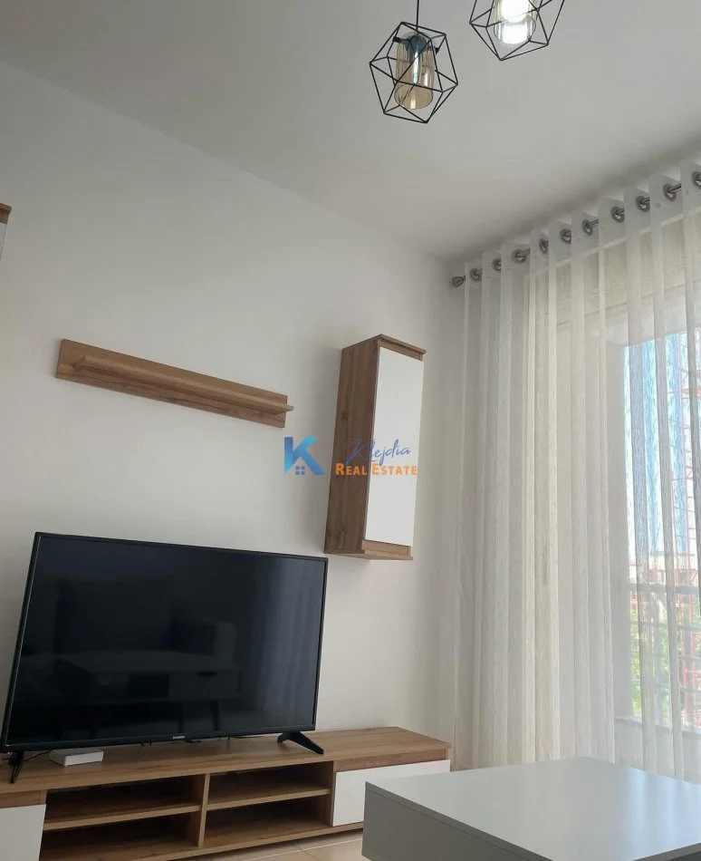 Tirane, jap me qera apartament 1+1+Ballkon Kati 2, 63 m² 500 € (1+1 per qira te Liqeni i Thate)