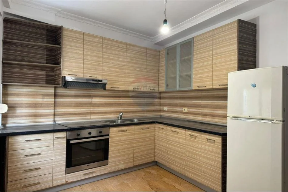 Tirane, jepet me qera apartament 2+1 Kati 5, 124 m² 500 € (Milto Sotir Gura - Astir - Fabrika e Miellit)