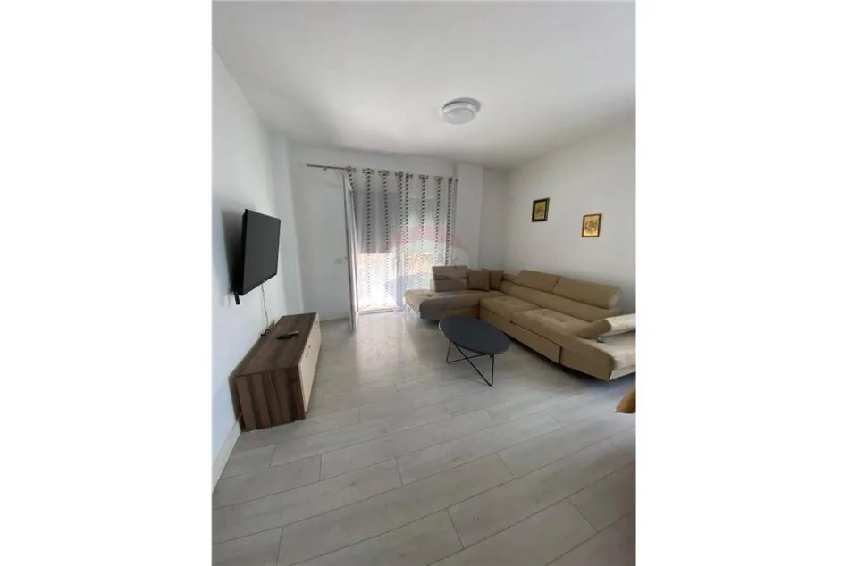 Tirane, jepet me qera apartament 2+1 Kati 2, 99 m² 600 € (Rr.Peti - Liqeni i Thatë)