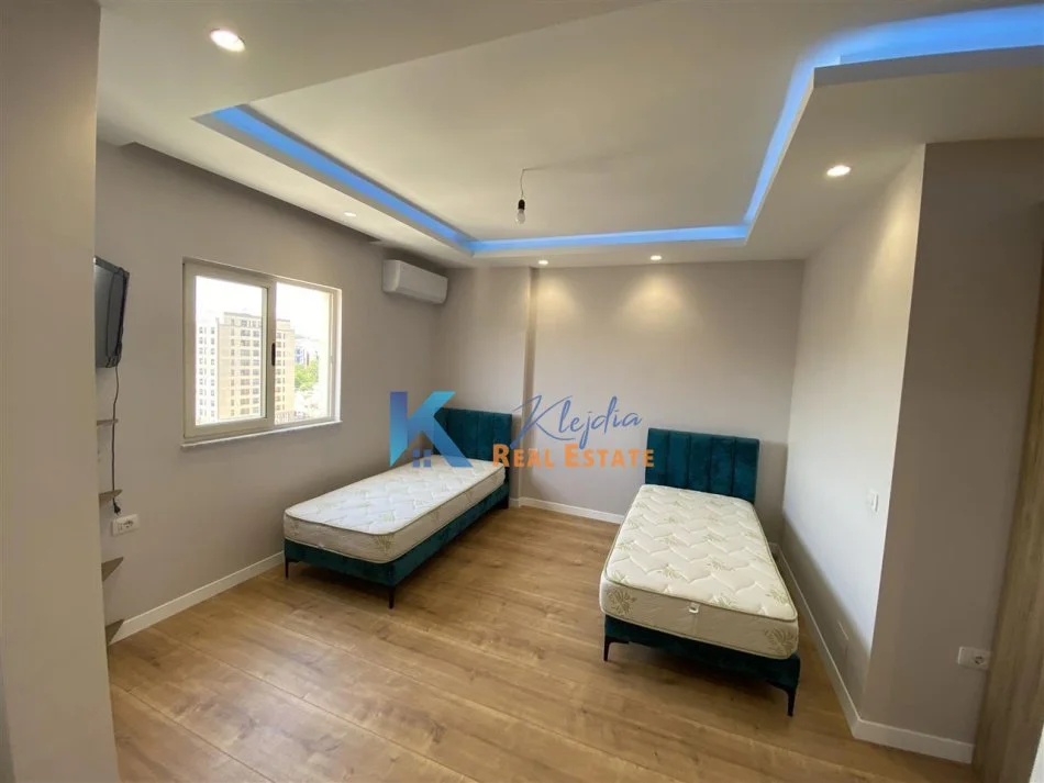 Tirane, jepet me qera garsonier Kati 9, 30 m² (Fusha e Aviacionit)