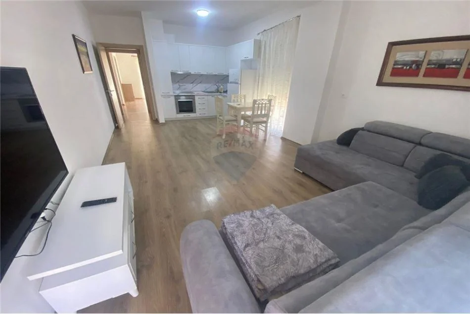 Tirane, jepet me qera apartament 2+1 , 101 m² 500 € (Rruga Petro Nini Luarasi - Shkolla Baletit)