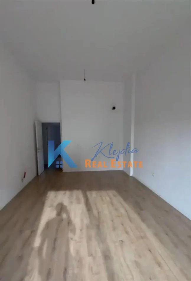 Tirane, jap me qera zyre Kati 1, 117 m² 1.000 € (Kompleksi Arlis, prane Farmacise nr.10)