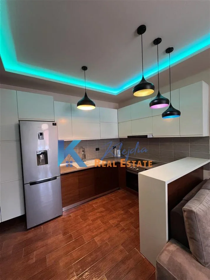 Tirane, shes apartament 1+1+Ballkon Kati 8, 85 m² 113.000 € (Yzberish, afer bar Unik)