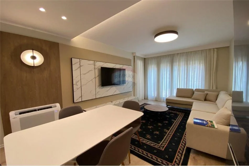 Tirane, jepet me qera apartament 1+1 Kati 3, 77 m² 1.000 € (Rruga e Brrikadave - Prane Galerise - Qendër)