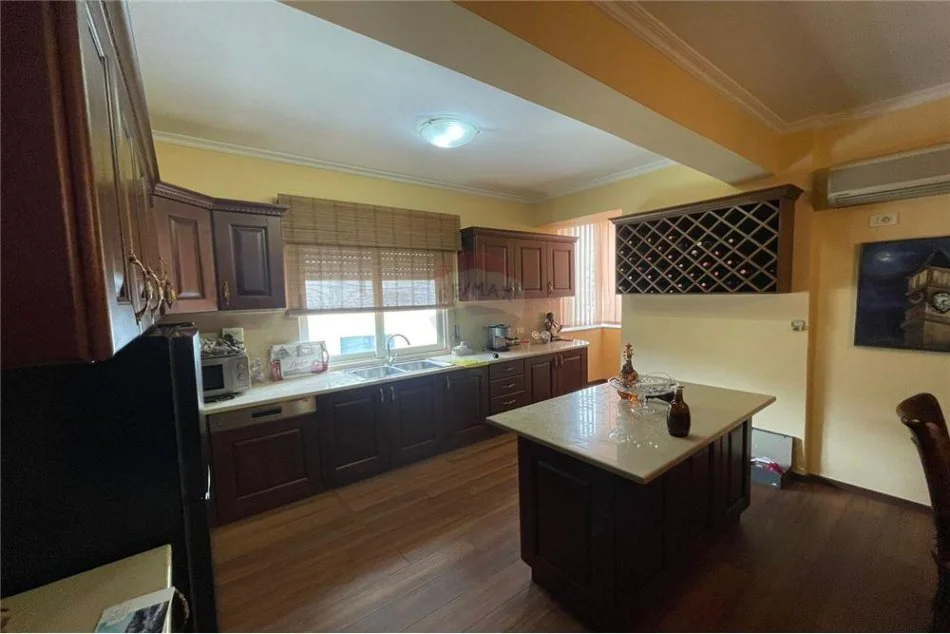 Tirane, jepet me qera apartament 3+1 Kati 3, 110 m² 1.000 € (Mine Peza - Qendër - Kafe Flora)