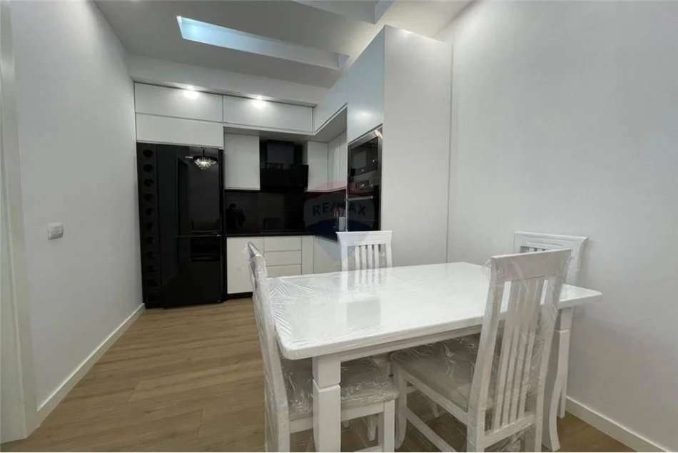 Tirane, jepet me qera 1+1 Kati 3, 55 m² 550 € (Kopshti Botanik)