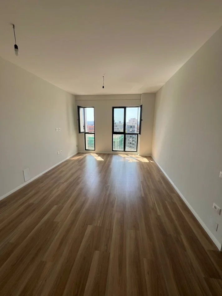 Tirane, jepet me qera zyre Kati 7, 90 m² 500 € (Kompleksi Arlis, prane Farmacise nr.10)