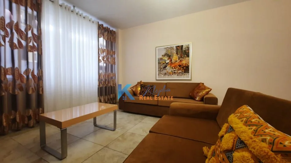 Tirane, jepet me qera apartament 1+1 Kati 2, 72 m² 600 € (Kopshti Botanik)