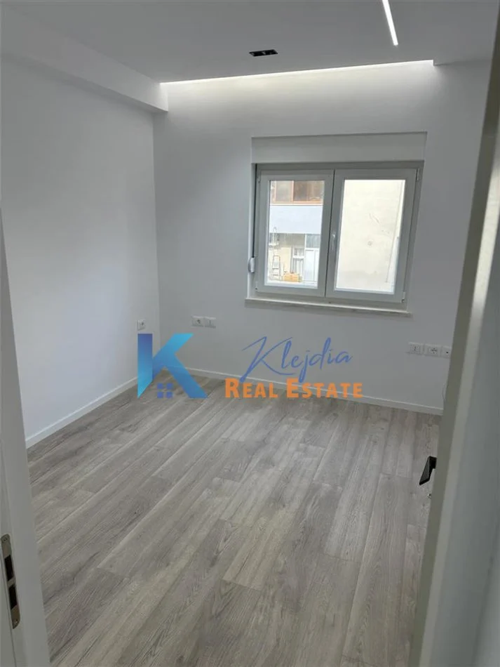 Tirane, jepet me qera zyre Kati 4, 62 m² 800 € (Sheshi Wilson, afer Librit Universitar)