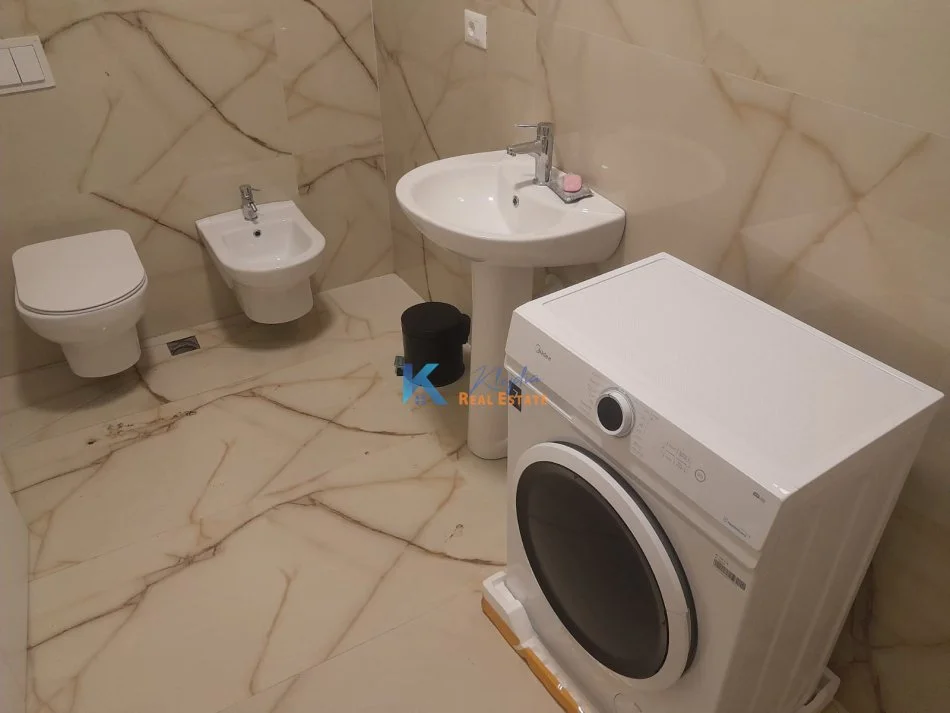 Tirane, jepet me qera apartament 1+1+Ballkon Kati 3, 65 m² 460 € (Porcelan, afer uet)