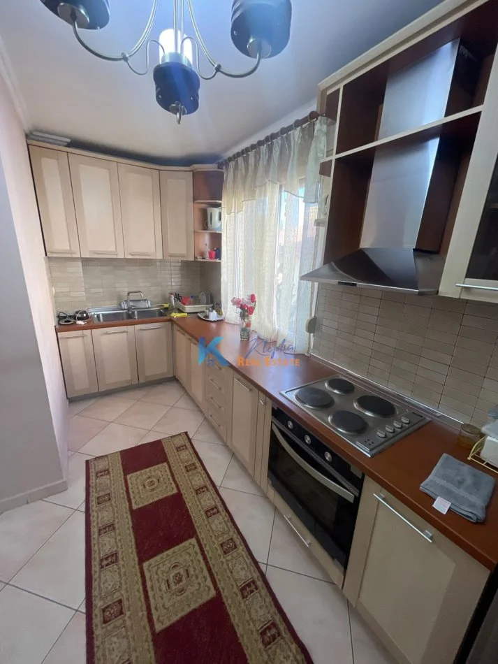 Tirane, jap me qera apartament 1+1+Ballkon Kati 3, 75 m² 490 € (afer Medresese, te Rruga e Dibres)