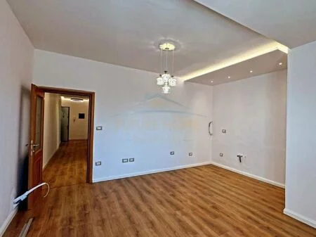 Shitet, Apartament 2+1, në Rrugën Irfan Tomini, Tiranë. AREA40097