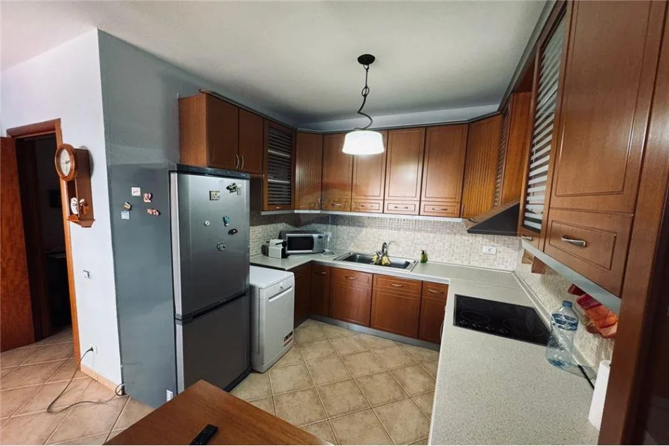 Tirane, jepet me qera apartament 2+1 Kati 4, 118 m² 500 € (ISH STACIONI I TRENIT (USLUGA))