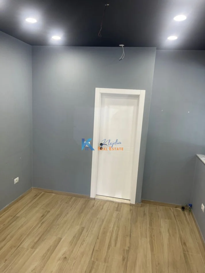 Tirane, jap me qera dyqan Kati 0, 40 m² 500 € (prane Stadiumit Dinamo)