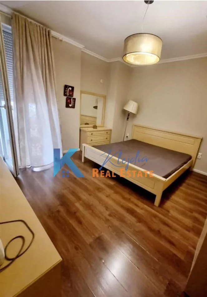 Tirane, jepet me qera apartament 3+1 Kati 2, 120 m² 800 € (Rruga e Kavajes, afer xhamise)