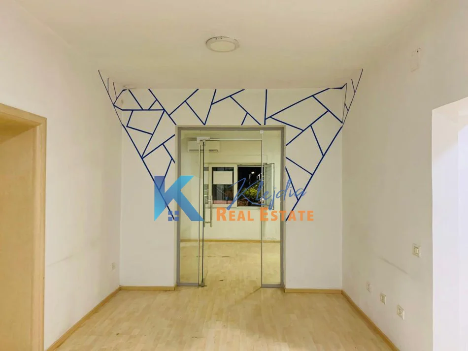 Tirane, jepet me qera zyre Kati 2, 140 m² 1.000 € (Rruga e Durresit, afer Kafe Flora)