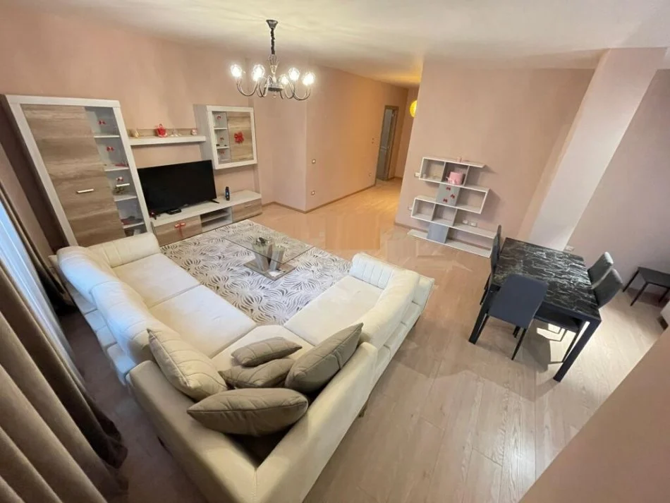 Tirane, jepet me qera 2+1 Kati 3, 700 € (Afer Kristal Ceneter)