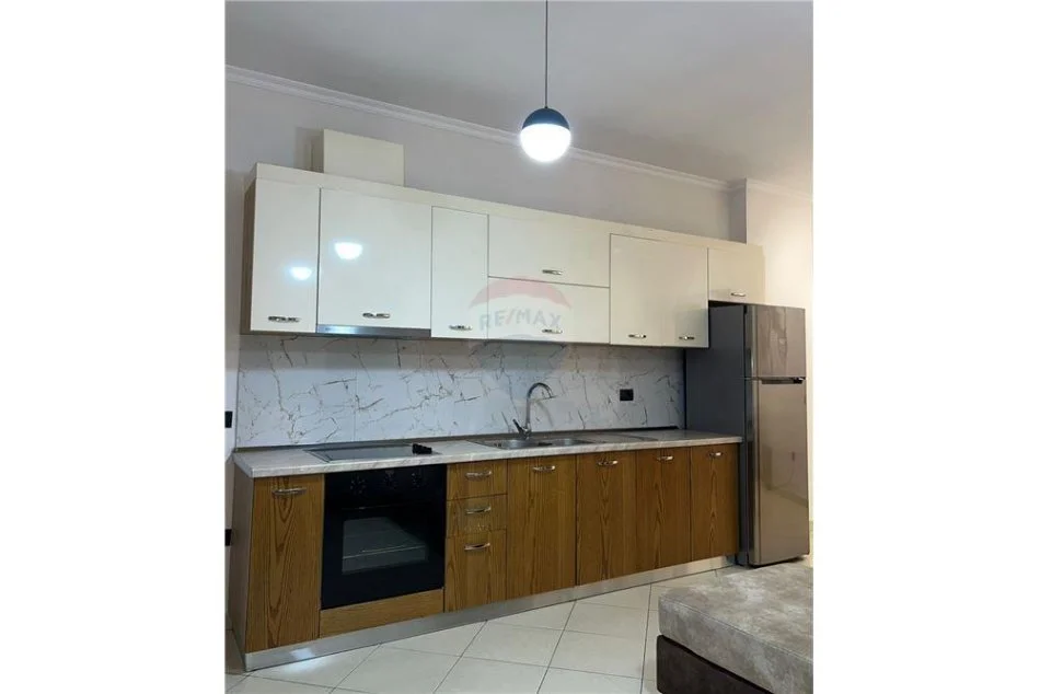 Tirane, jepet me qera apartament 1+1 , 70 m² 700 € (Rruga Kosovareve - Tirana e Re)