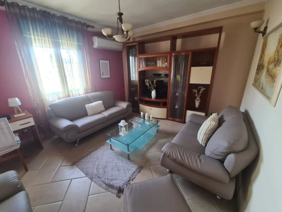 Durres, jepet me qera apartament 2+1+Ballkon Kati 5, 95 m² 450 € (Vollga, Durres)