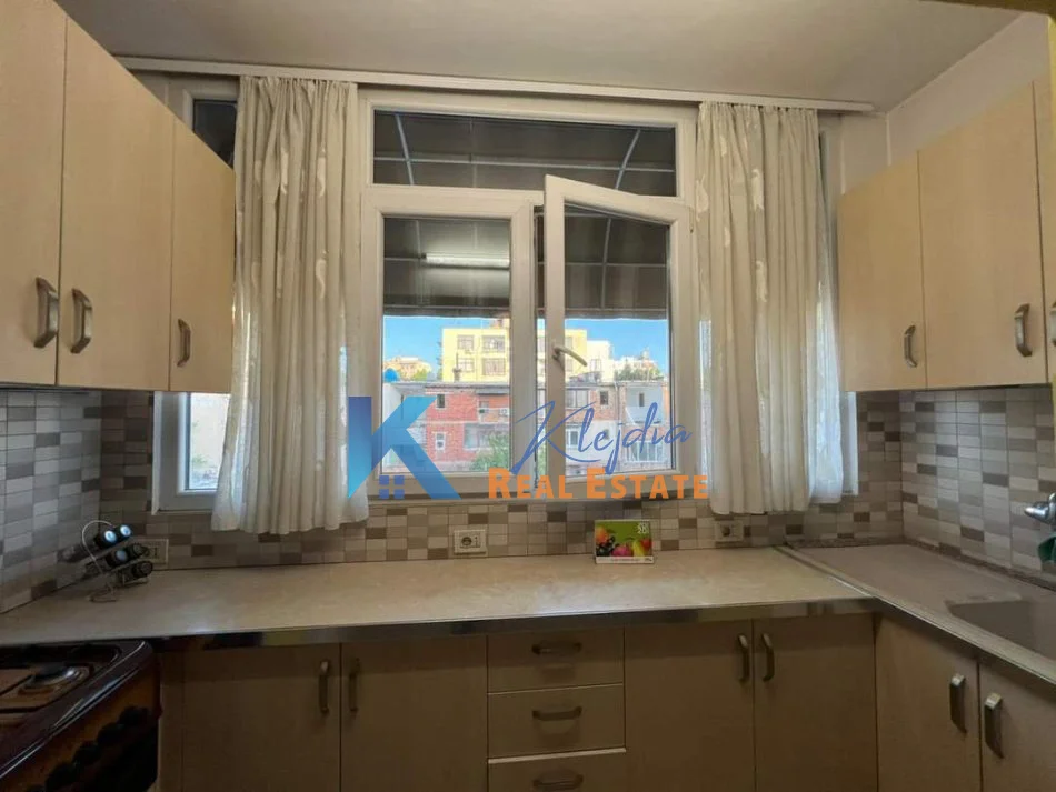 Tirane, jepet me qera 2+1 Kati 1, 60 m² (Ferit Xhajko)