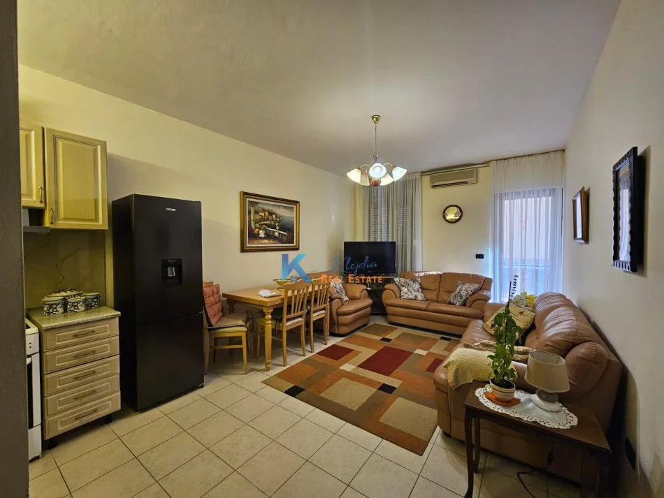 Tirane, jap me qera apartament 1+1+Ballkon Kati 5, 52 m² 550 € (Komuna e Parisit)